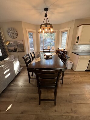 Dining - Canadian Rockies Mountainside Retreat  6 Bed -  4 Bath -  Sleeps 10 Comfortably (Fairmont Hot Springs)
