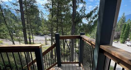 Canadian Rockies Mountainside Retreat 6 Bed - 4 Bath - Sleeps 10 Comfortably