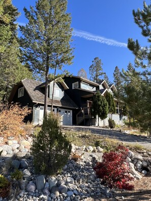 Exterior - Canadian Rockies Mountainside Retreat  6 Bed -  4 Bath -  Sleeps 10 Comfortably (Fairmont Hot Springs)