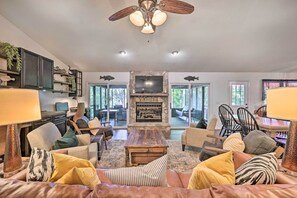 TV, DVD player, table tennis, books - Lakefront Anderson Paradise: Dock, Fire Pit! (Anderson)