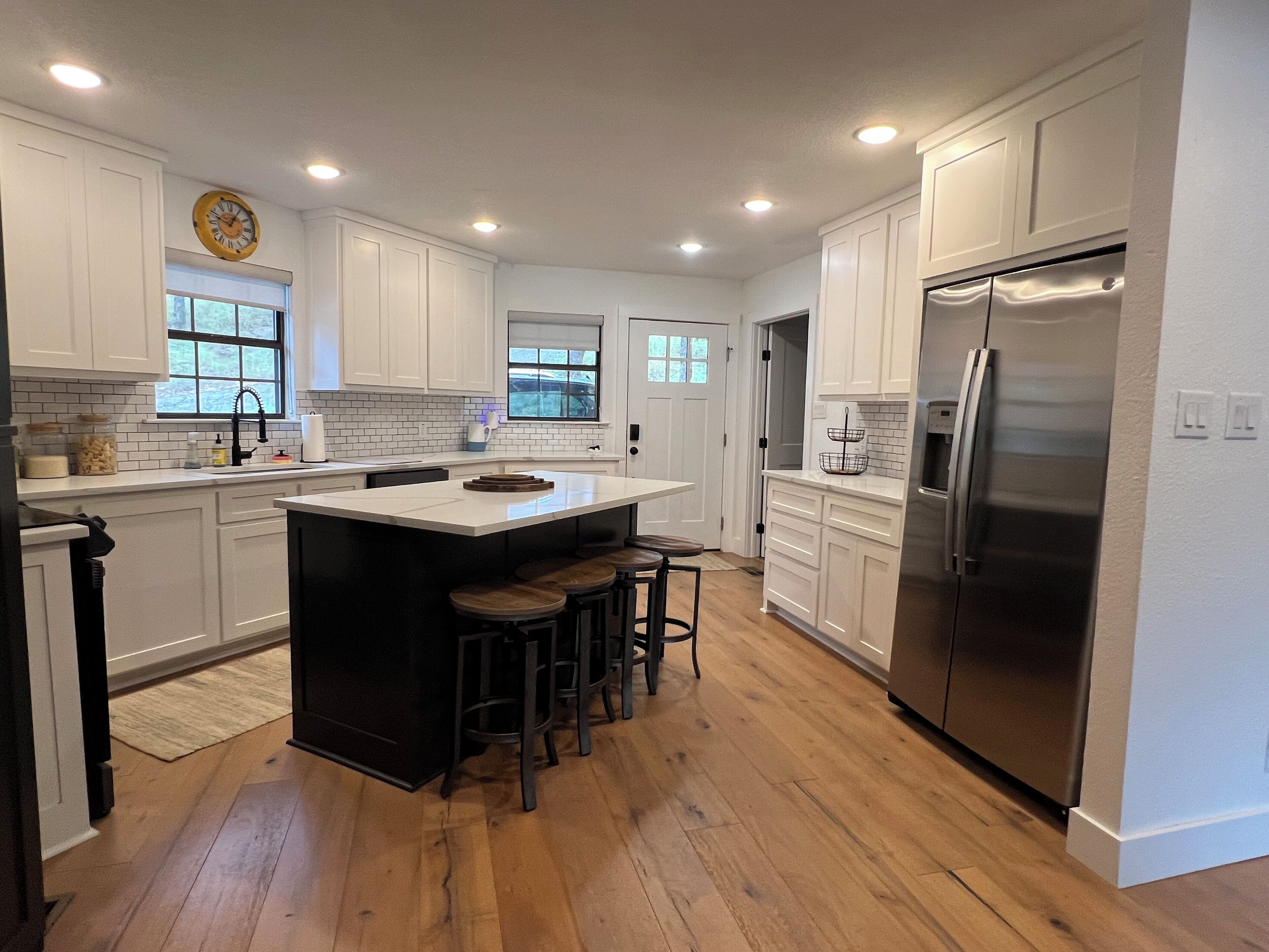 Kjøleskap, mikrobølgeovn, ovn og kokeplater