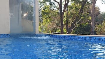 室外游泳池,恒温泳池