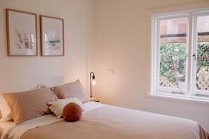 3 bedrooms, travel crib, WiFi, bed sheets - 1920s Home in Incredible Location - "Wirramulla" (Victor Harbor)