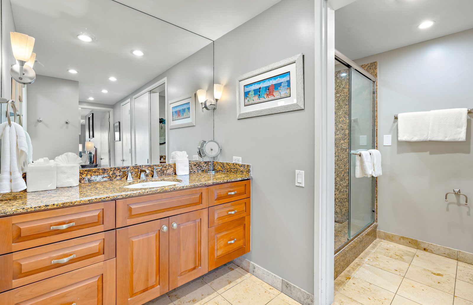 Combined shower/tub, hair dryer, towels