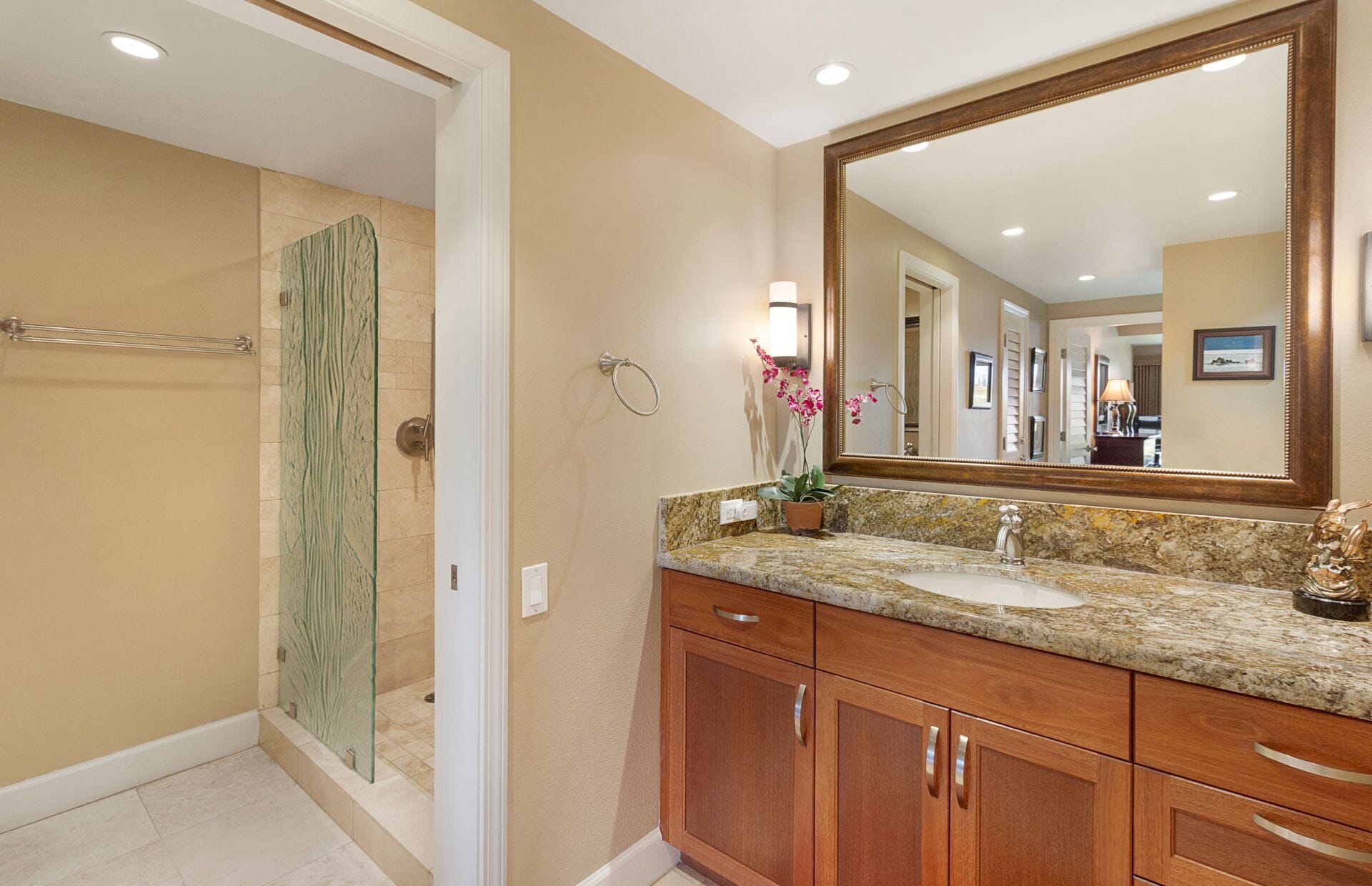 Combined shower/tub, hair dryer, towels