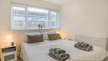 3 bedrooms, iron/ironing board, WiFi, bed sheets