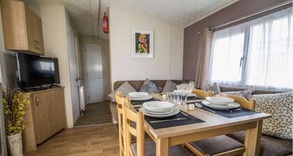 Caravan - Sleeps 10 - Pet friendly - Parking