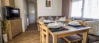 Caravan - Sleeps 10 - Pet friendly - Parking