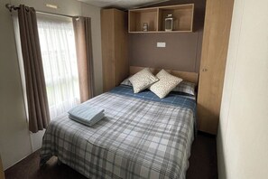 5 bedrooms, iron/ironing board, WiFi, bed sheets