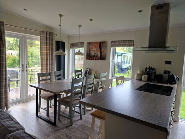 Dining - Lodge - Sleeps 6, hot tub & pet friendly (Welshpool)