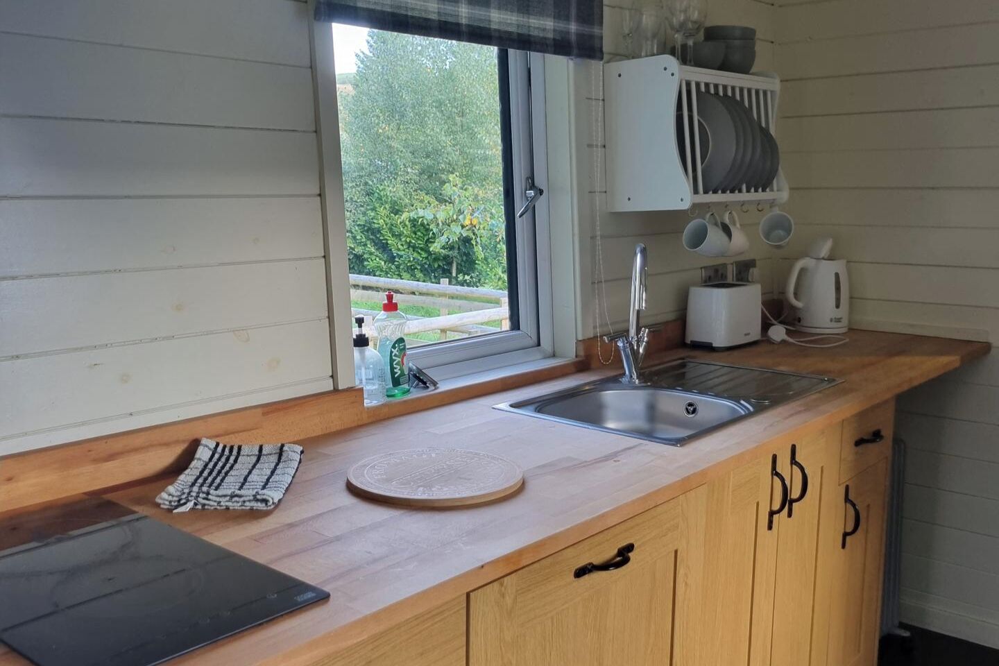 Réfrigérateur, micro-ondes, plaque de cuisson