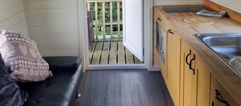 Glamping Hut - Sleeps 2, hot tub & parking