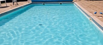 Glamping Hut - Sleeps 2, hot tub & parking