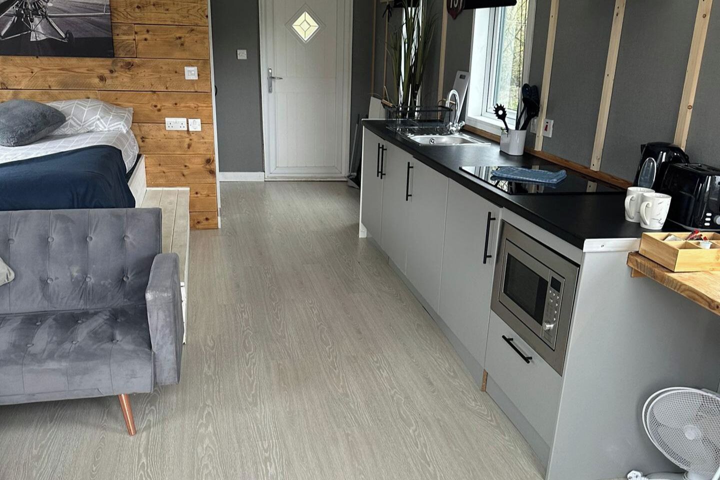 Kjøleskap, mikrobølgeovn, kokeplater og brødrister