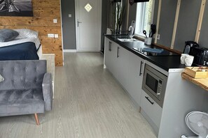 Refrigerador, microondas, parrilla de estufa y tostadora 