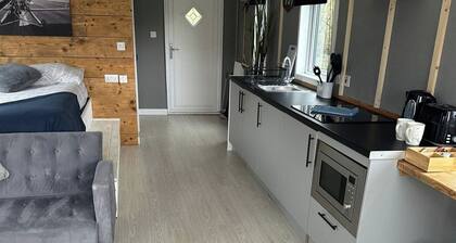 Glamping Hut - Sleeps up to 4 Hot Tub & Parking