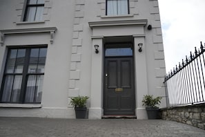 Exterior detail - Immaculate 1-Bed Apartment in Merthyr Tydfil (Merthyr Tydfil)