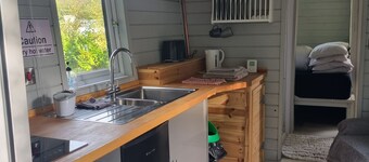Glamping Hut - Sleeps 2, hot tub & parking