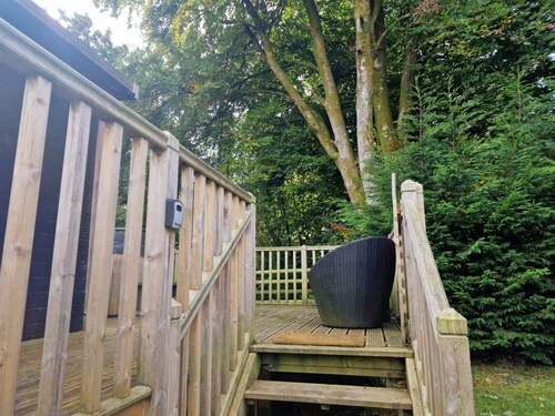 Glamping Hut - Sleeps 2, hot tub & parking