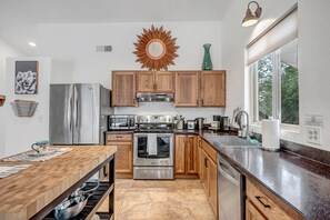 冷蔵庫、電子レンジ、オーブン、コンロ