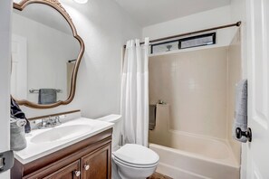 Bañera con ducha, secador de pelo, toallas