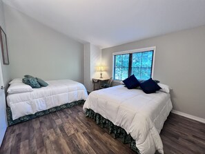 2 bedrooms, desk, WiFi