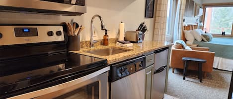 Frigorifero, microonde, forno, piano cottura
