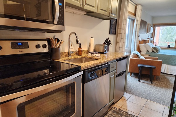 Kylskåp, mikrovågsugn, ugn och spishäll