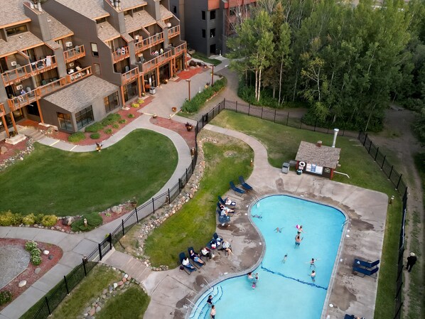 Alberca techada y alberca al aire libre