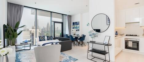 2 makuuhuonetta, tallelokero huoneessa, työpöytä, silitysrauta/-lauta