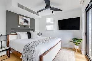 Two Bedroom Apartment | Select Comfort 床墊、獨特裝潢、布置獨特、書桌