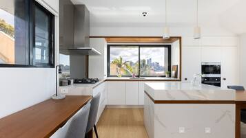 Two Bedroom Penthouse Apartment | Yksityinen keittiö | Täysikokoinen jääkaappi, mikroaaltouuni, uuni, liesi