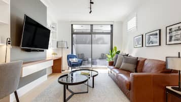 One Bedroom Apartment | ๊ฑฐ์ค ๊ณต๊ฐ | ๋์งํธ ์ฑ๋ ์์ฒญ์ด ๊ฐ๋ฅํ 55์ธ์น ์ค๋งํธ TV, TV, ๋ทํ๋ฆญ์ค