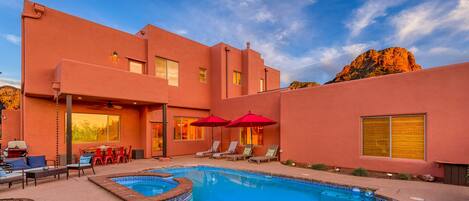 Alberca al aire libre y alberca climatizada