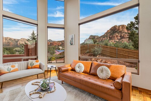 Views! Private Heated Pool + Spa + BBQ + Games + EV + High-speed Wifi