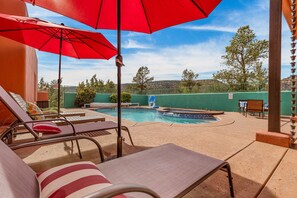 Een buitenzwembad, een verwarmd zwembad