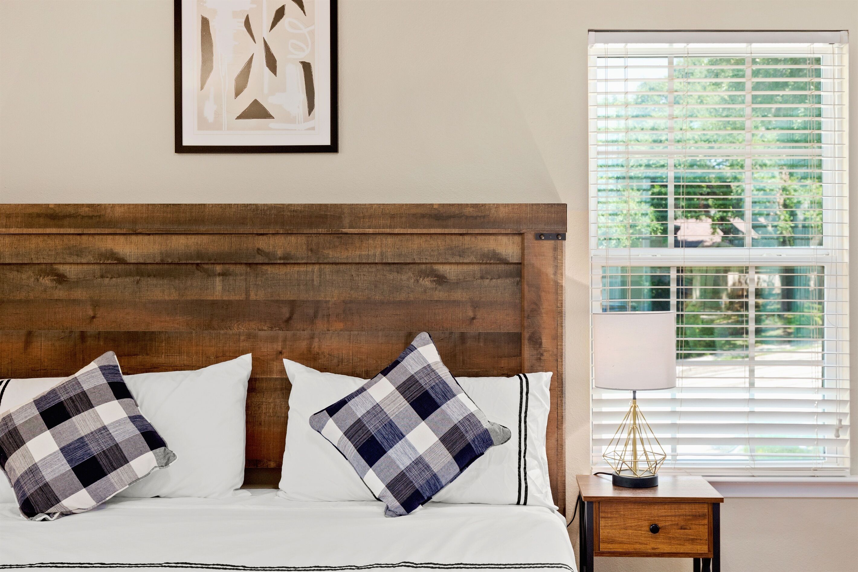 4 quartos, escrivaninha, ferros/tábuas de passar roupa, berço de viagem