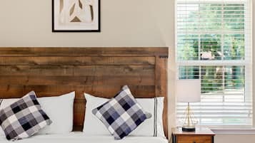 4 quartos, escrivaninha, ferros/tábuas de passar roupa, berço de viagem