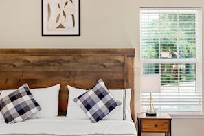 4 habitaciones, escritorio y tabla de planchar con plancha 