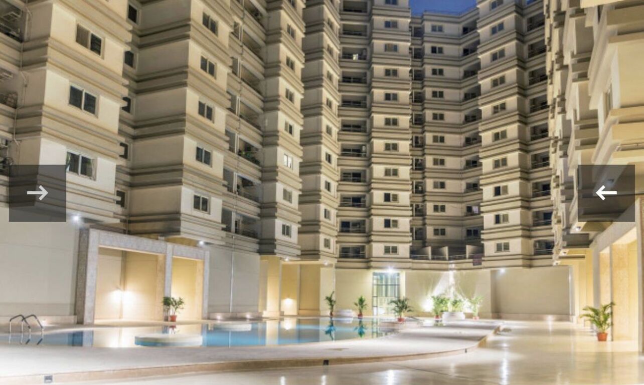 Una piscina cubierta, una piscina al aire libre