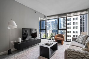 TV, stereo - Sleek Loop 1BR w/ Gym, Pool & Lounge, 1 block from L, by Blueground (Chicago)