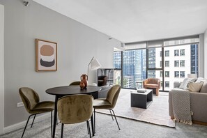 TV, stereo - Sleek Loop 1BR w/ Gym, Pool & Lounge, 1 block from L, by Blueground (Chicago)