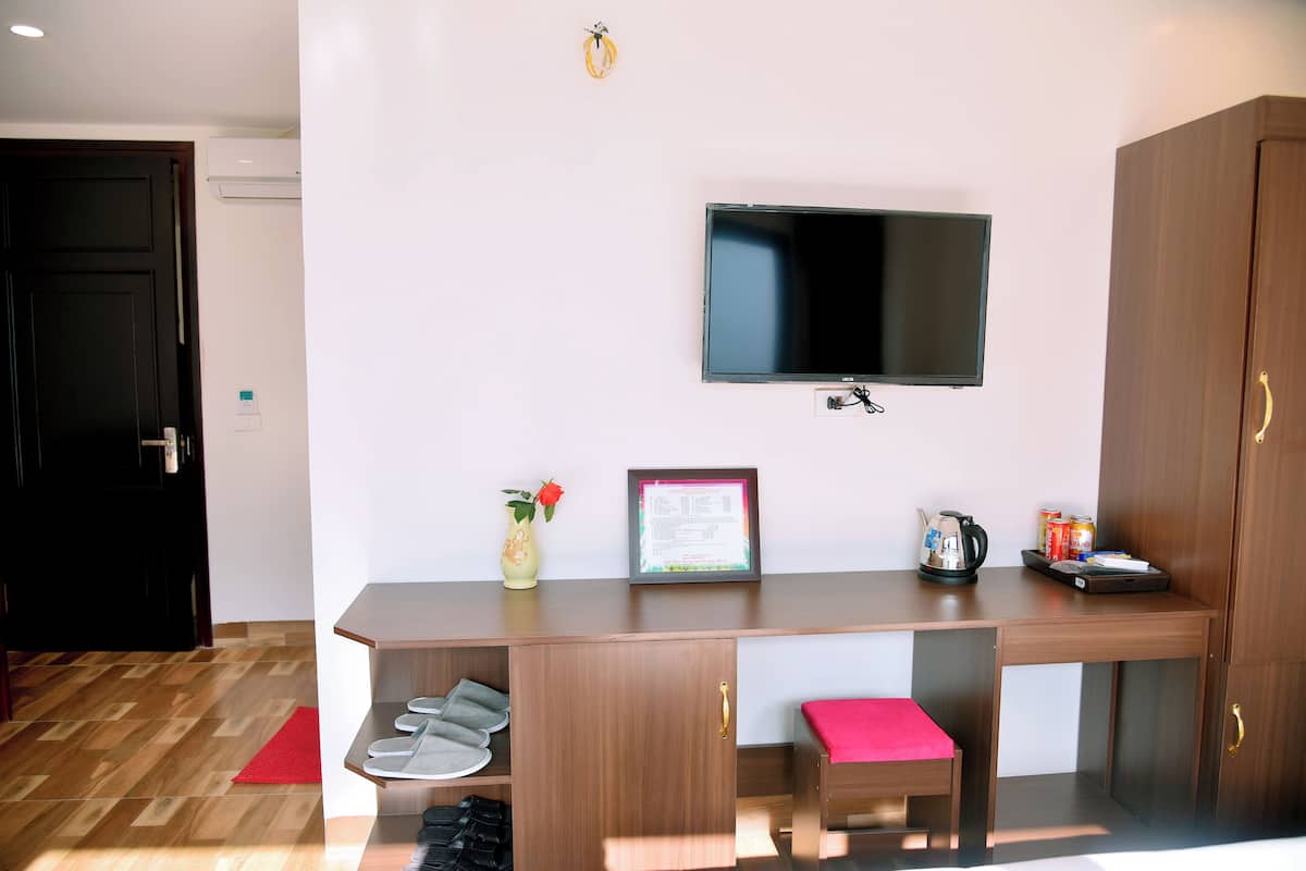 Habitación doble Deluxe, vista a la montaña | Área de sala de estar | Chimenea