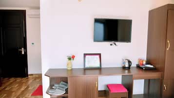 Chambre Double Deluxe, vue montagne | Coin séjour | Cheminée