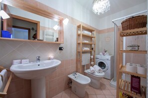 Shower, hair dryer, bidet, towels - Baita La Ciaburna (skiing nearby), Bardonecchia, Italy (Bardonecchia)