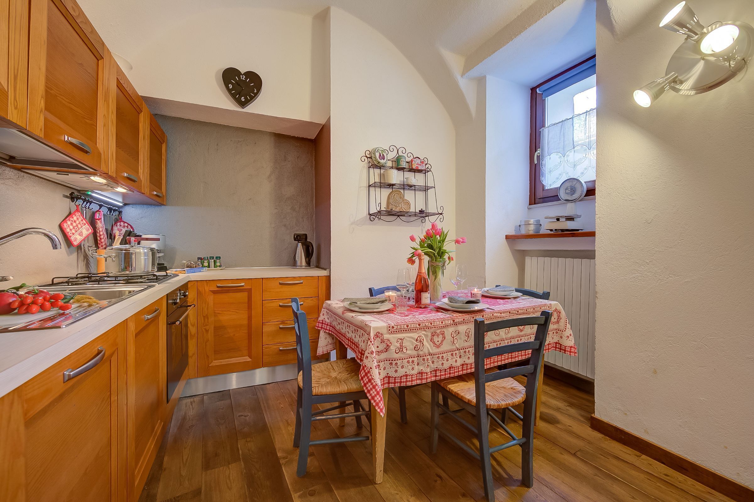 Macchina per tè/caffè, frigorifero, forno, piano cottura
