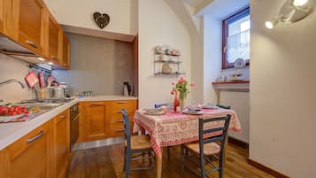 Macchina per tè/caffè, frigorifero, forno, piano cottura