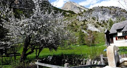 Baita La Ciaburna with Garden (skiing nearby), Bardonecchia, Italy