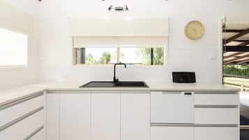 Hus | Eget kjøkken | Kjøleskap, mikrobølgeovn, ovn og kokeplater