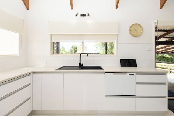 Hus | Eget kjøkken | Kjøleskap, mikrobølgeovn, ovn og kokeplater